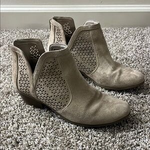 Ana Lakewood Tan woman’s ankle boot Size 7.5
